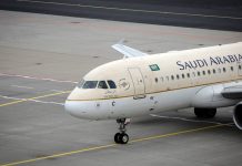 Un avión de Saudia es obligado a volver al aeropuerto tras una pasajera olvidar a su bebé
