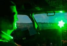 Nuevo cristal para proteger a los aviones de ‘ataques’ con punteros láser