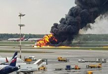 Avión ruso se incendia al aterrizar de emergencia y deja 41 muertos