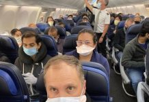 Máximos expertos médicos de EEUU critican a United y American Airlines por llenar sus vuelos