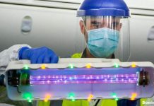Boeing lleva a producción una lámpara de mano para desinfectar sus aviones