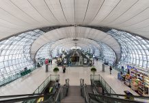 Tailandia convierte aeropuerto en centro de vacunación