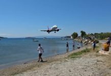 El “aterrizaje más bajo jamás visto” en el paraíso griego donde los turistas arriesgan su vida para verlo día a día