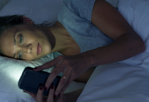 Usar el Celular de Noche: ¿Provoca Daño a la Vista? Esto Dicen los Especialistas