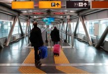 Una aerolínea tailandesa comenzó a pesar a los pasajeros junto a su equipaje antes de abordar