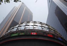 Caen acciones de grupos aeroportuarios; subiría contraprestación