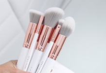 «Brochas de Maquillaje: Descubre su Función y Aprende a Utilizarlas»