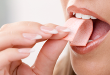 Estos son los peligros para la salud de mascar chicle en exceso
