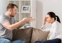 Celos, separación de la familia, críticas constantes… Señales que indican que sufres el control coercitivo de tu pareja