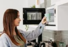 «¿Cuáles son los alimentos que debemos evitar cocinar en el microondas? Precauciones importantes»