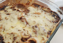 «El exquisito Pastel Azteca de Mole: una fusión culinaria que celebra la riqueza del sabor mexicano»