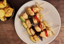 «Brochetas a la Brasa: El Renacimiento de un Clásico Gastronómico