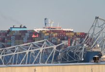 Un helicóptero y barcas de la guardia costera buscan a los desaparecidos en Baltimore