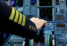 Pillan a una piloto volando para dos aerolíneas simultáneamente