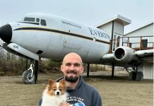 Un hombre construye casas con aviones de aerolíneas en desuso