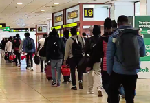 11 vuelos trasladan a más de 2.600 inmigrantes irregulares a la península en el último mes