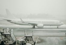 La nieve complica el tráfico aéreo en París y plantea retos en Europa