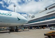 Realiza Cathay prueba exitosa de remolque autónomo de carga aérea en Hong Kong