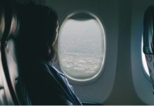 Demandan a Delta y United Airlines por vender “asientos de ventana” sin ventana