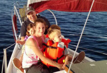 Australia: helicóptero rescata a una familia atrapada en un yate que quedó varado en un arrecife