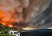 Canadá: helicópteros, humo y una fuerza internacional para combatir los incendios de Columbia Británica